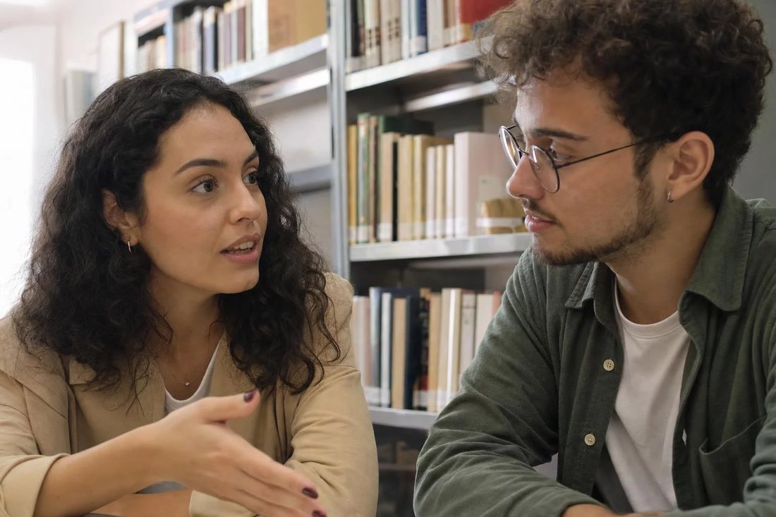 Pessoas sentadas em roda, com folhas de anotação espalhadas pelo tampo da mesa