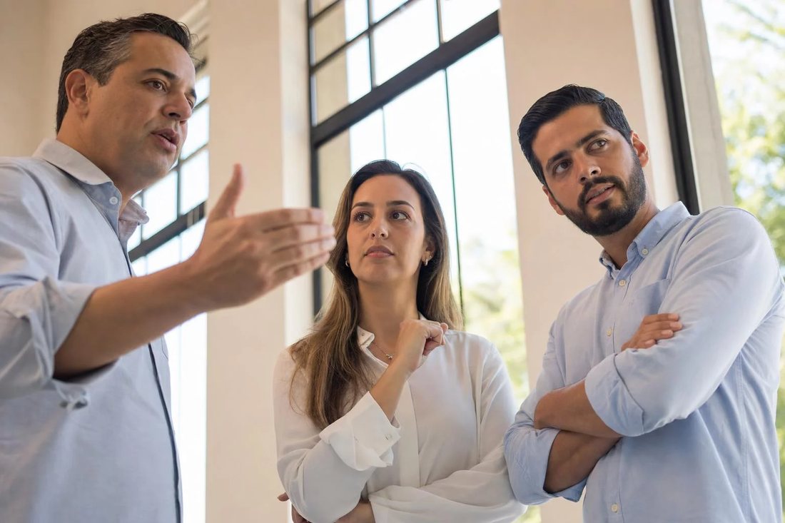 Participante falando em pé enquanto o restante da turma acompanha sentado